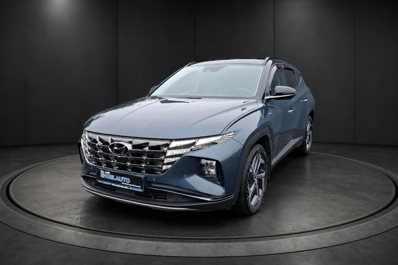 Hyundai Tucson blau von vorne schräg, moderner Kompakt-SUV im Studio