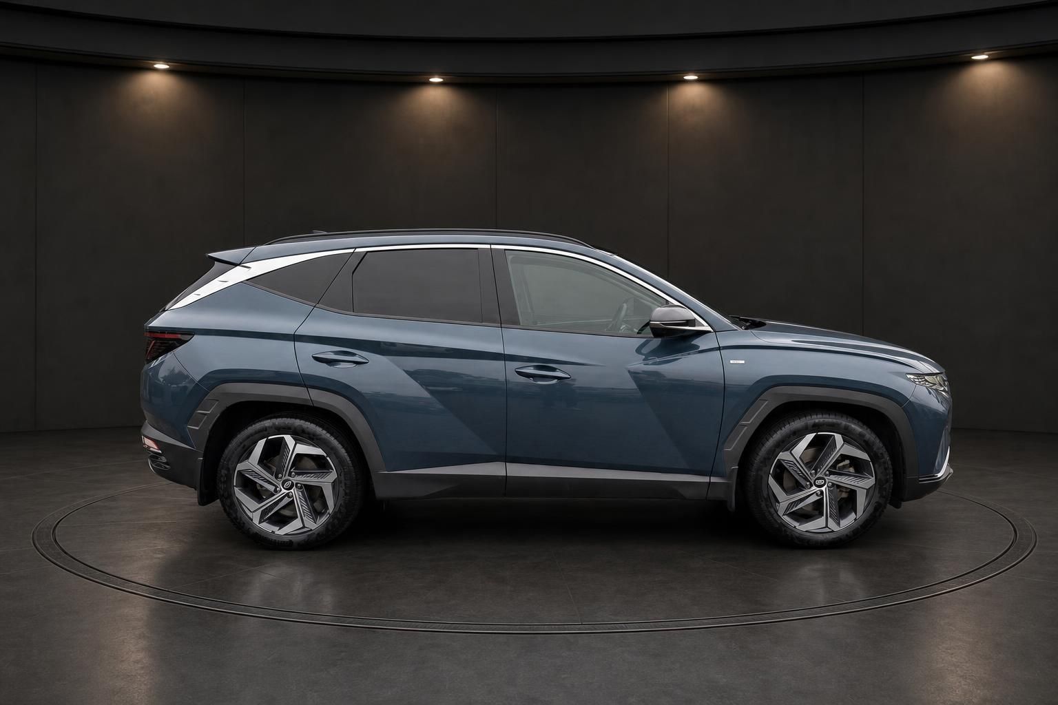 Hyundai Tucson blau Seitenansicht, SUV Silhouette mit Panorama-Design