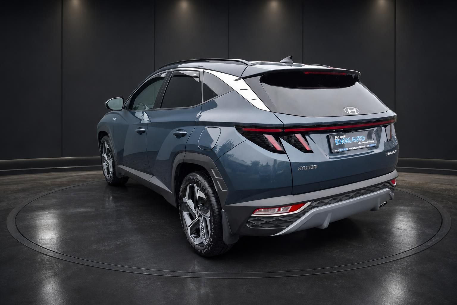Hyundai Tucson blau, Heck-Seitenansicht im Studio