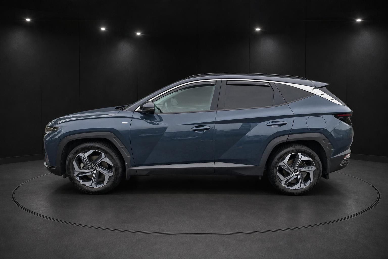 Hyundai Tucson blau, Seitenansicht mit Leichtmetallfelgen
