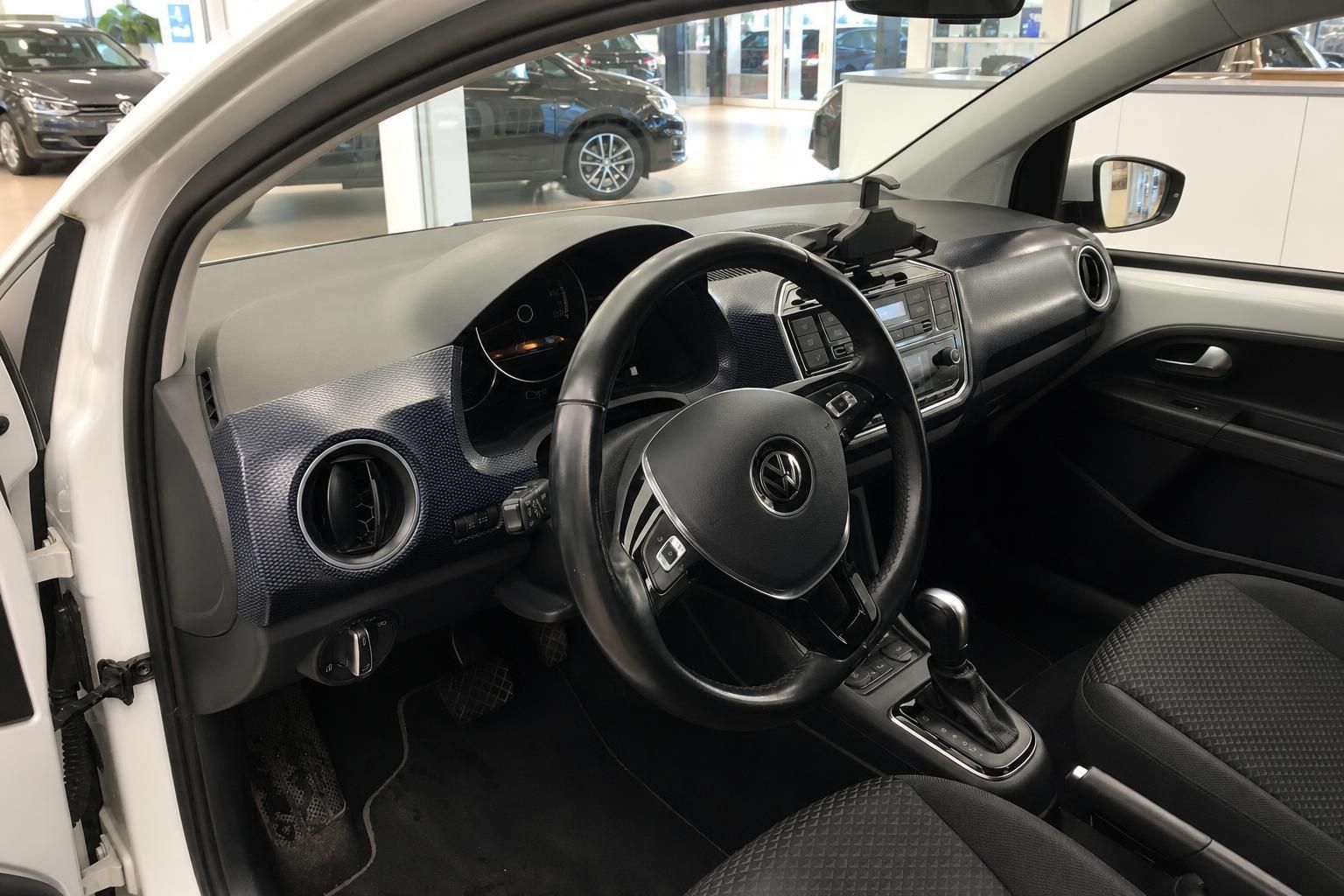 VW e-up! Innenraum Cockpit mit Lenkrad Armaturenbrett und Automatikgetriebe
