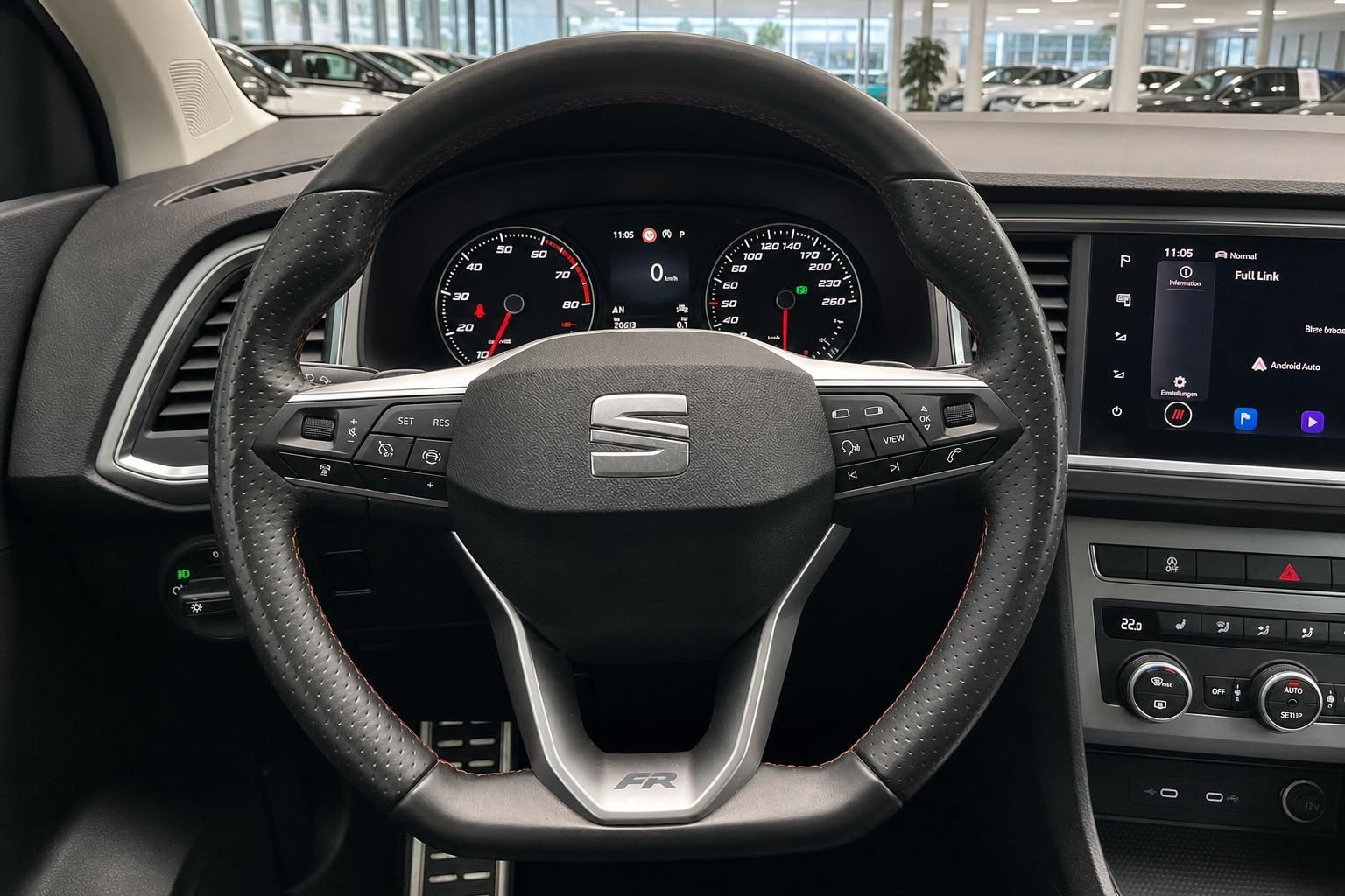Seat Lenkrad mit FR-Logo und Multifunktionstasten im Cockpit