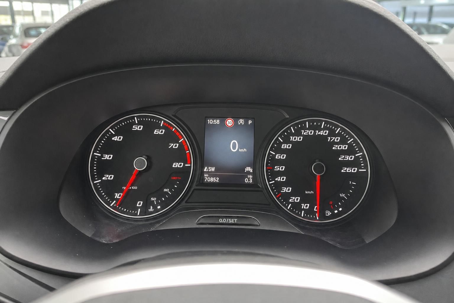 Tacho und Kombiinstrument mit Kilometerstand im Fahrzeugcockpit