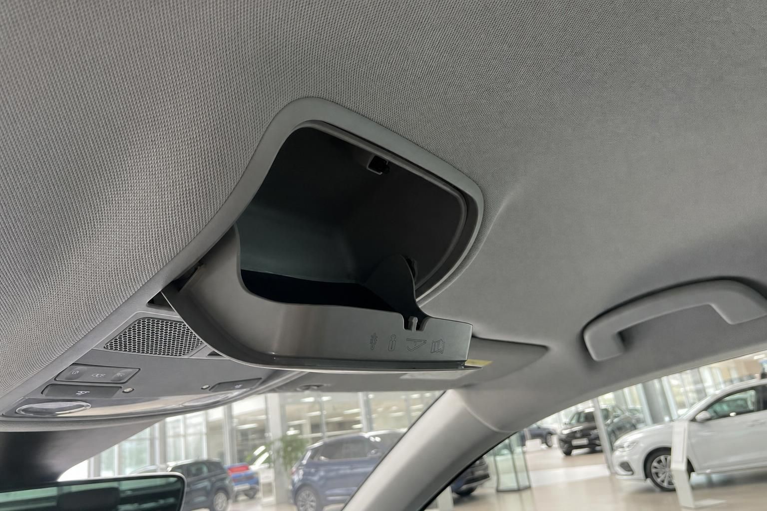 Innenraumbeleuchtung und Ablagefach am Dachhimmel des Fahrzeugs
