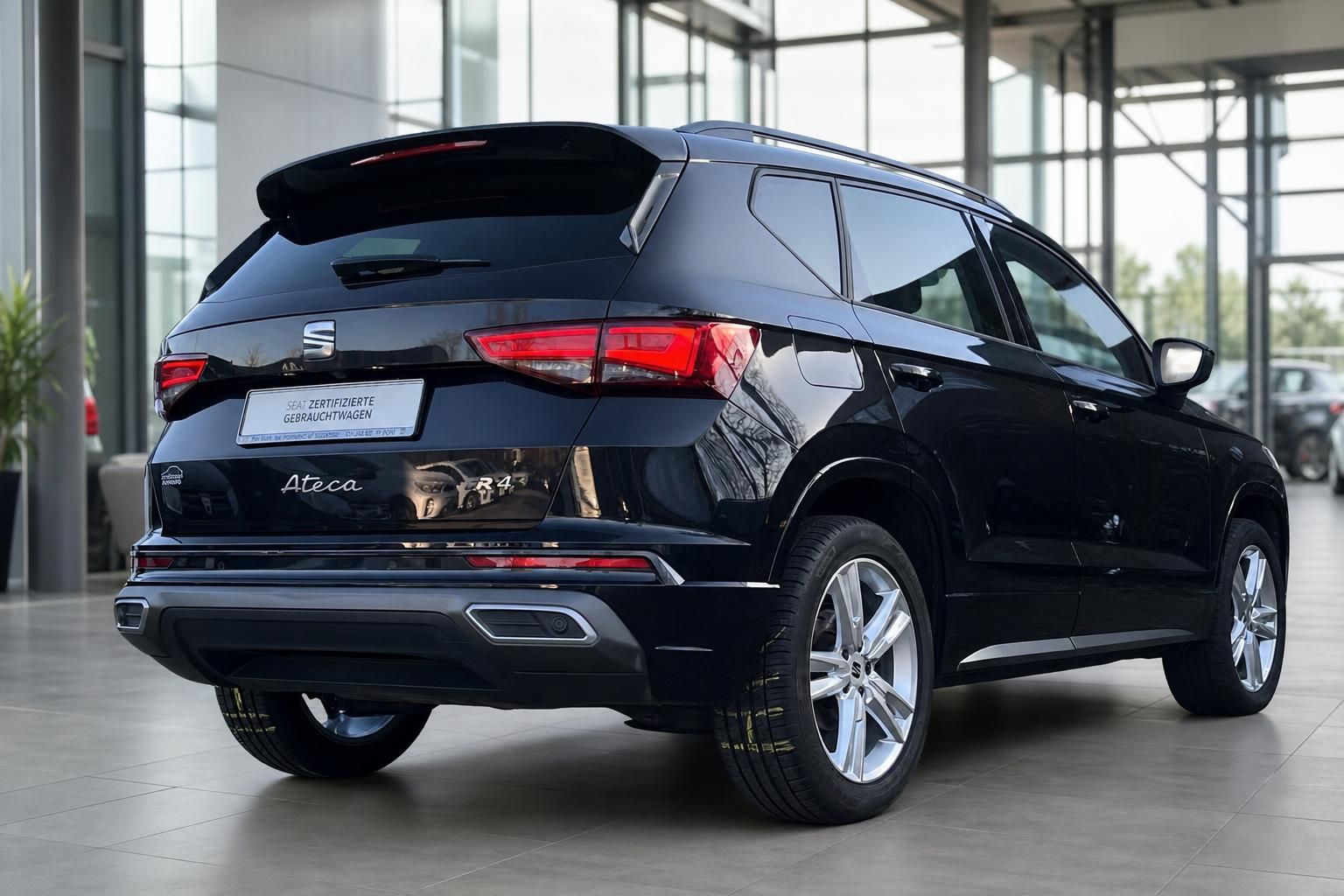 SEAT Ateca FR schwarz Heckansicht seitlich im Showroom