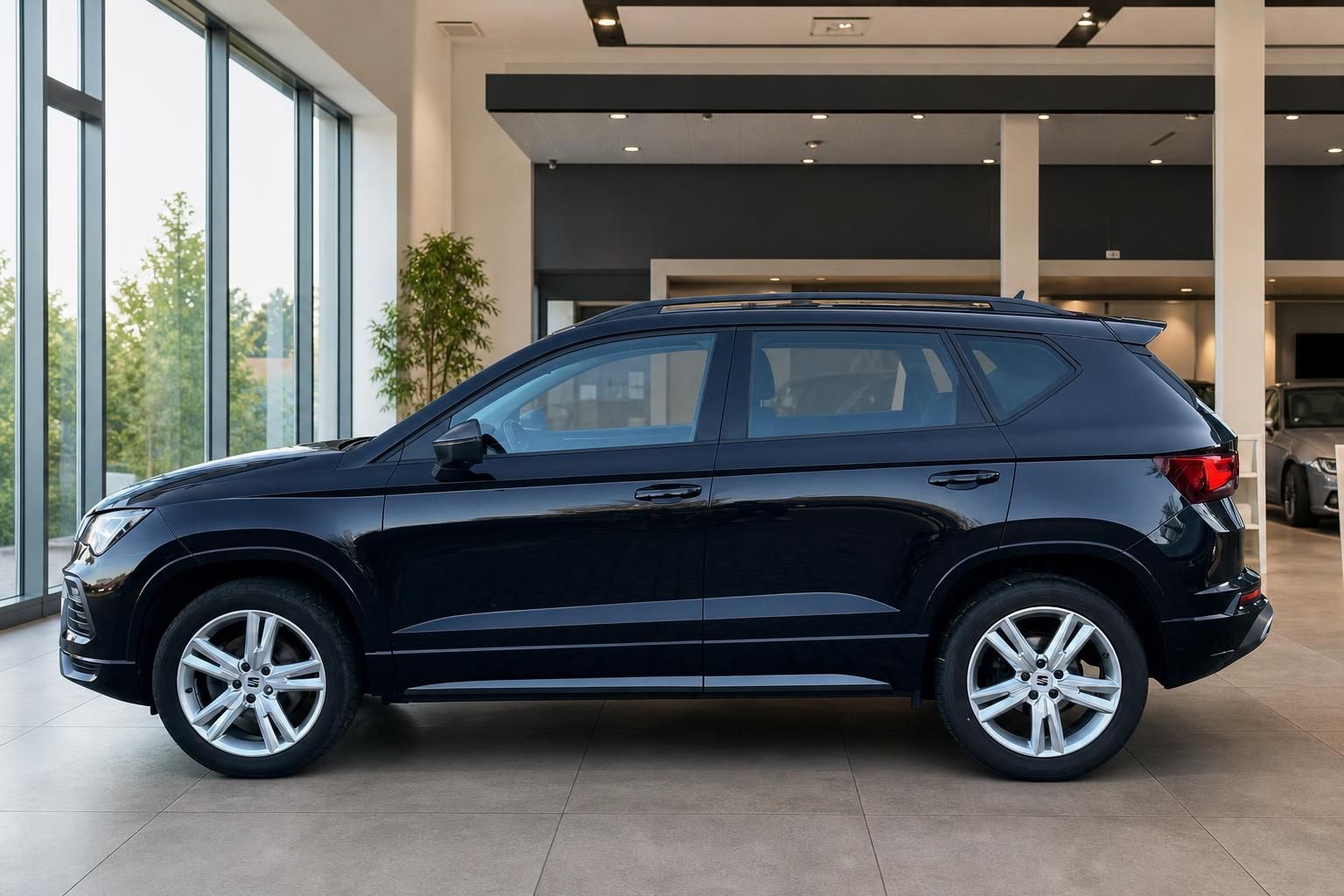 SEAT Ateca schwarz Seitenansicht mit Alufelgen im Autohaus