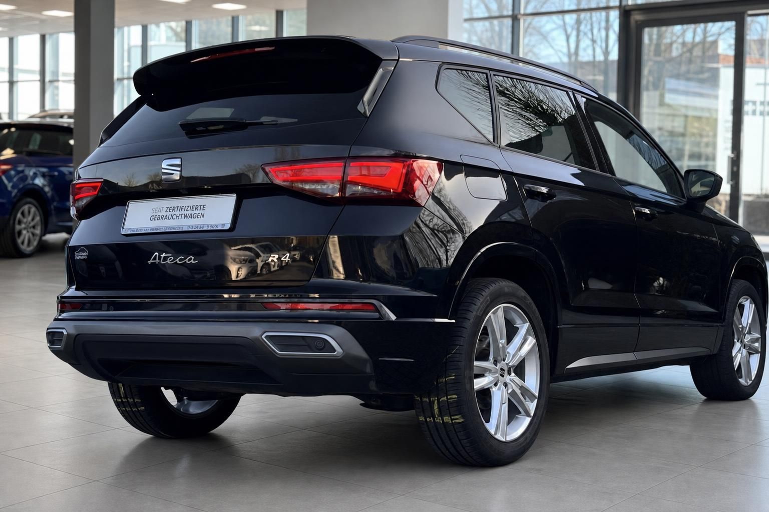 Seat Ateca in Schwarz, Heckansicht im Autohaus