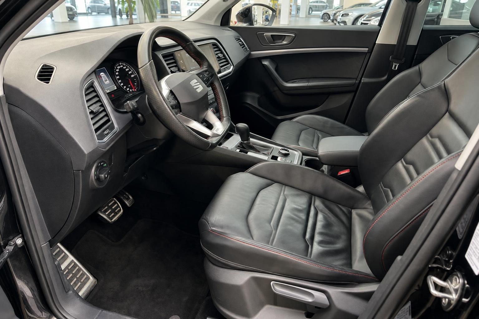 Seat Ateca Innenraum mit schwarzen Ledersitzen und Cockpit