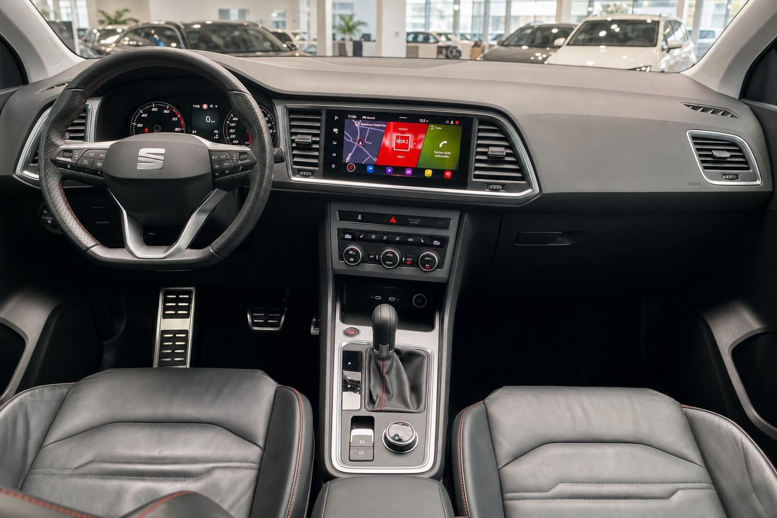 Seat Ateca Cockpit mit Lenkrad und Navigationssystem