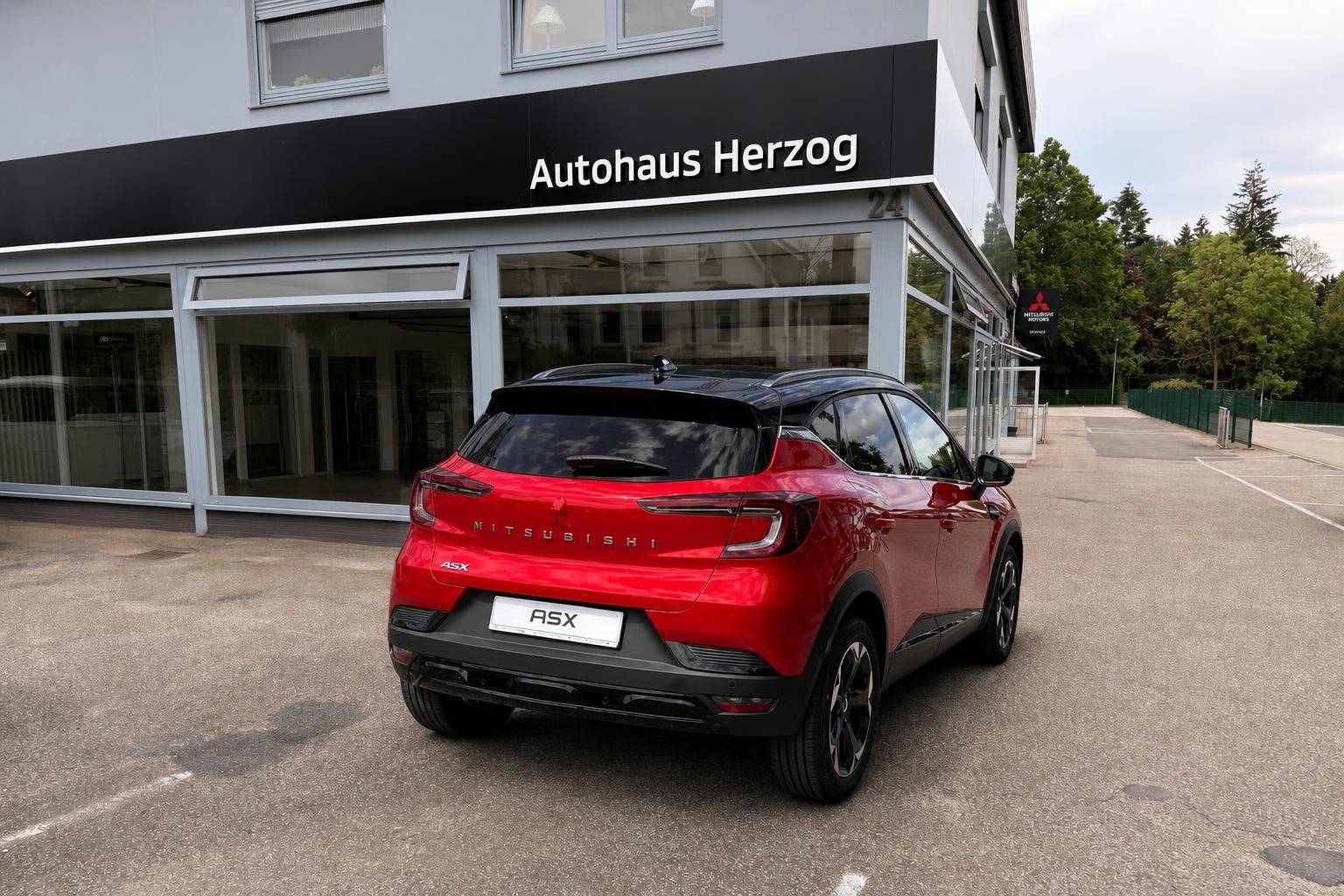 Mitsubishi ASX rot Heckansicht auf Hof beim Autohaus