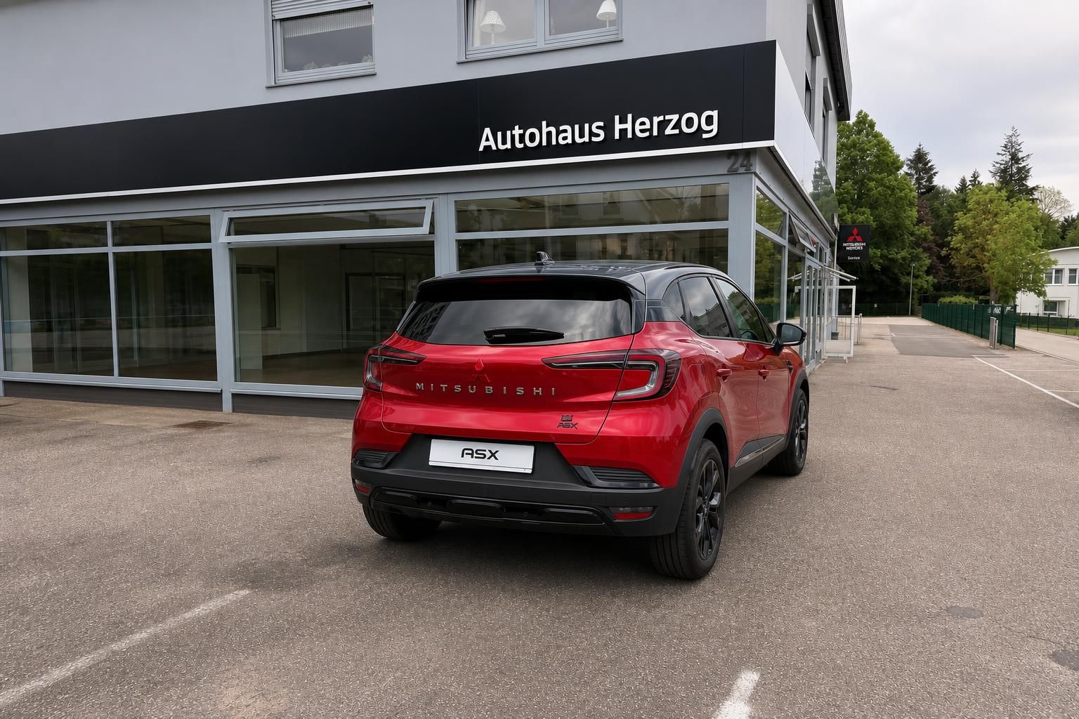 Mitsubishi ASX in Rot Heckansicht vor dem Autohaus Herzog