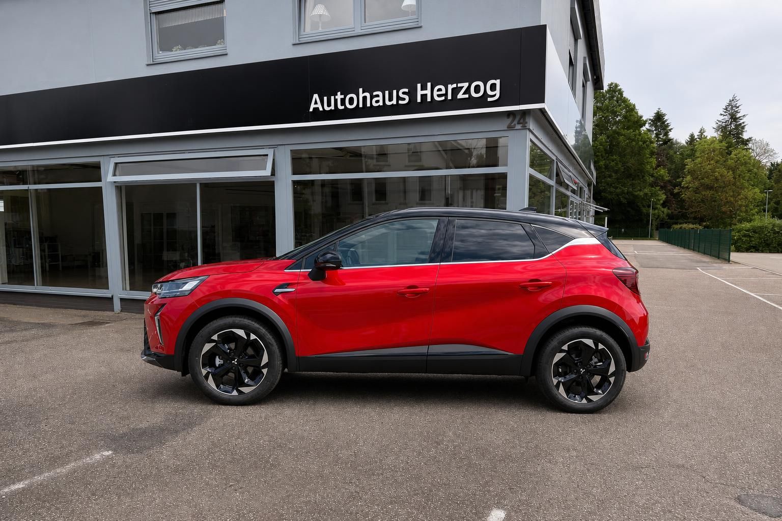 Roter Mitsubishi ASX SUV Seitenansicht vor Autohaus Herzog