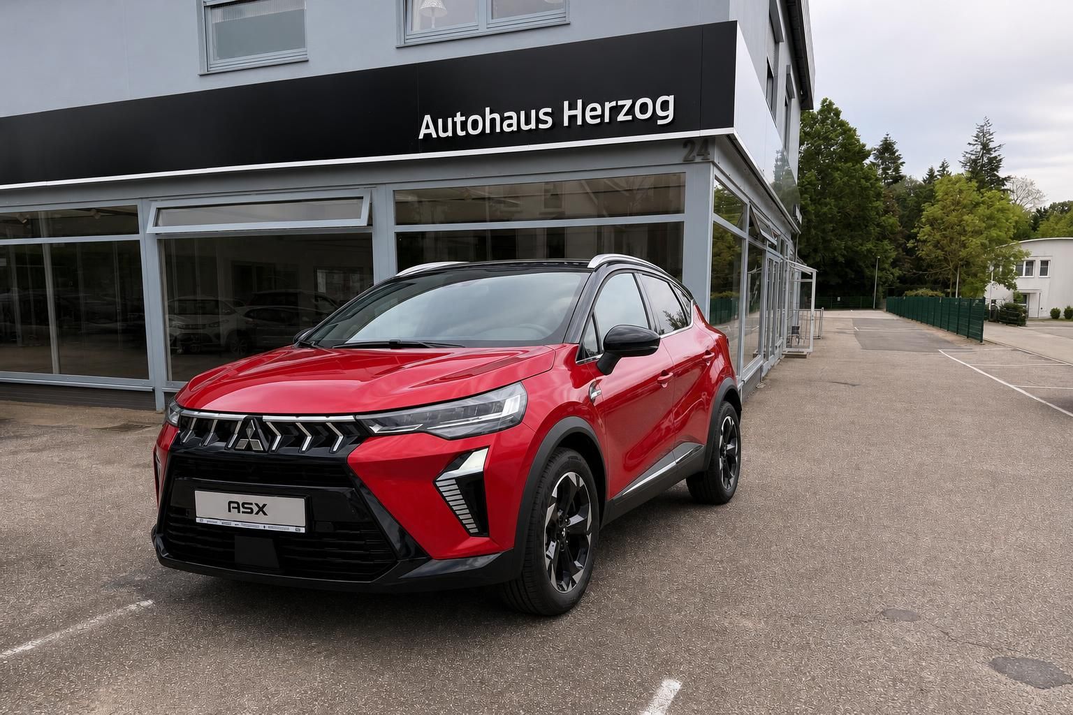 Mitsubishi ASX in Rot, Frontansicht vor Autohaus Herzog