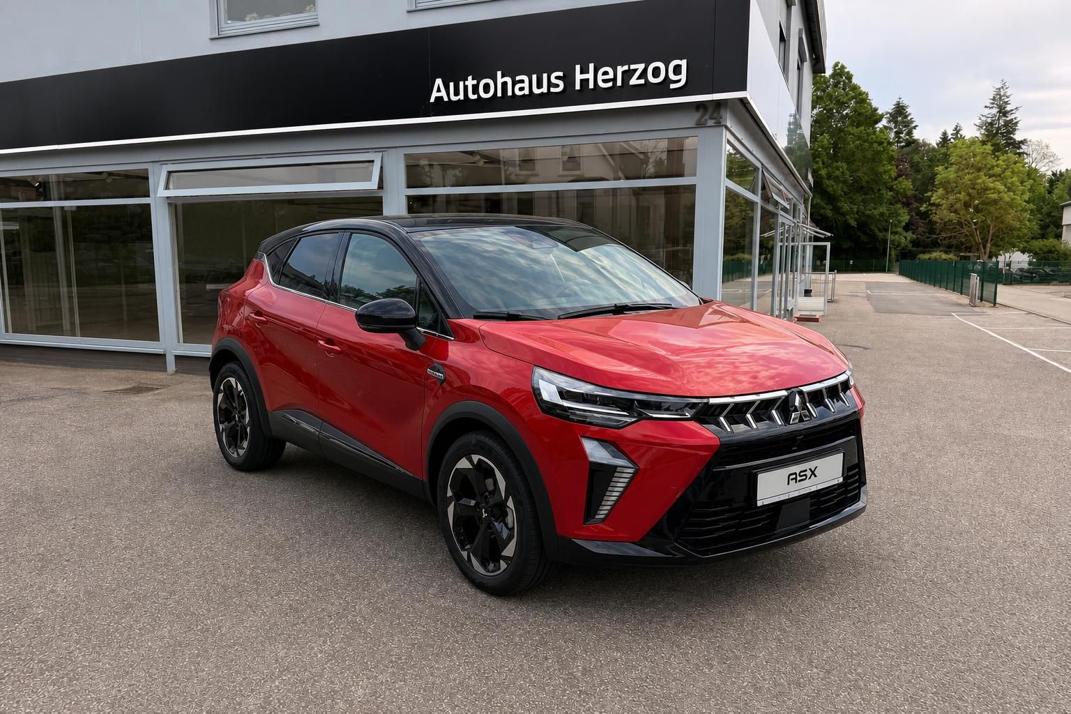 Roter Mitsubishi ASX Schrägansicht vorn beim Autohaus