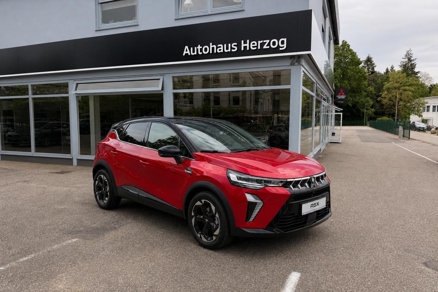 Mitsubishi ASX rot, Seitenansicht vor Autohaus Herzog