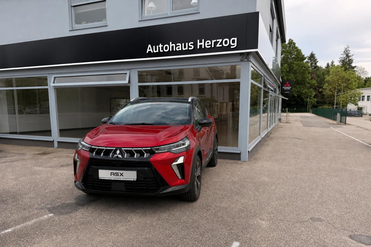 Mitsubishi ASX rot Frontansicht vor Autohaus Herzog