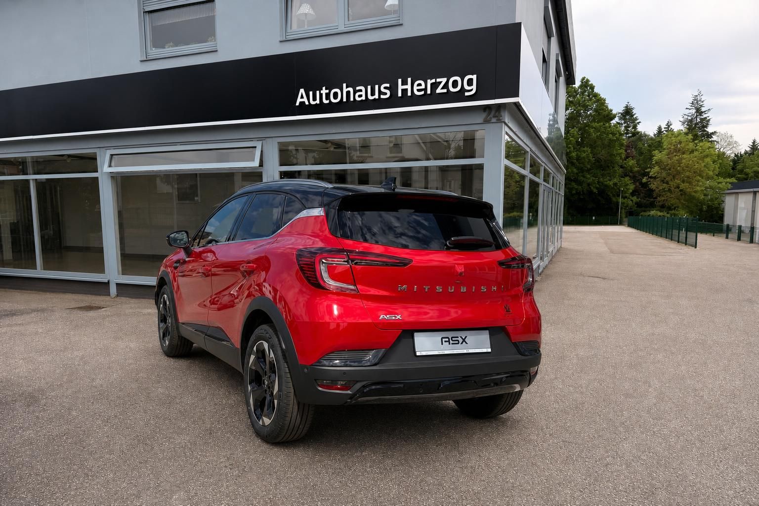 Mitsubishi ASX rot Heckansicht vor Autohaus Herzog