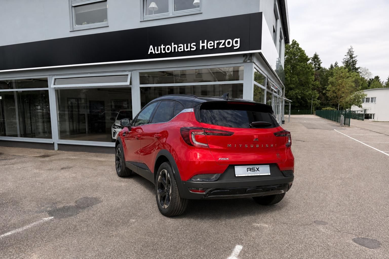 Mitsubishi ASX in Rot Heckperspektive vor Autohaus Herzog