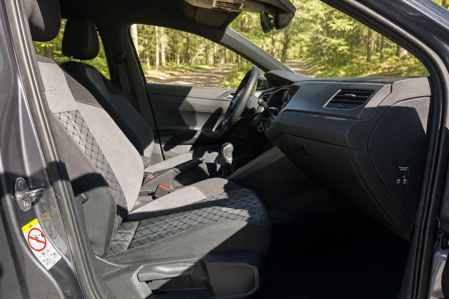 VW Taigo Cockpit und Armaturenbrett mit Karositzen - Innenraum Fahrer- und Beifahrerseite
