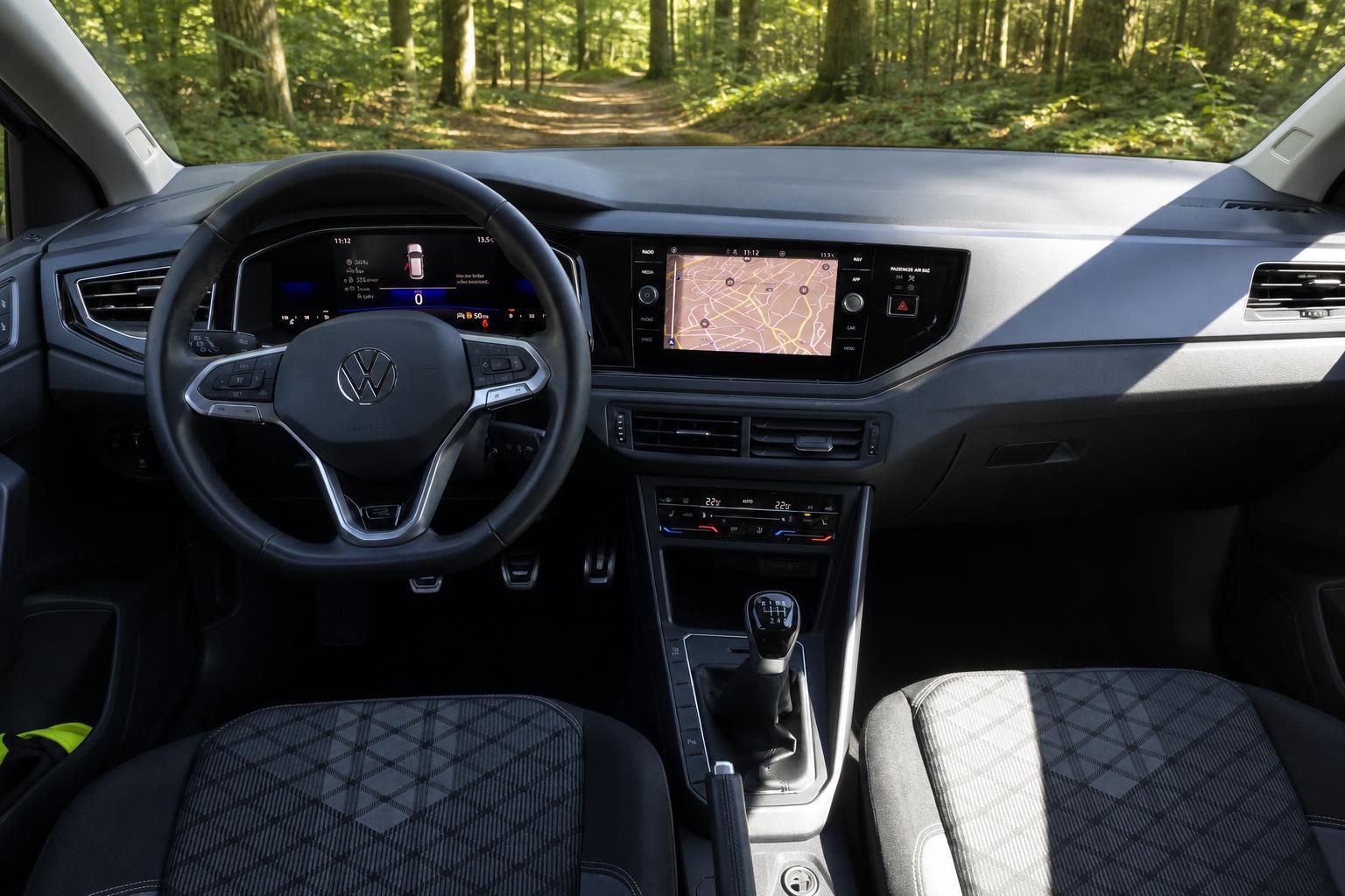 Volkswagen Armaturenbrett mit digitalem Cockpit, Touchscreen und Schaltgetriebe komplett