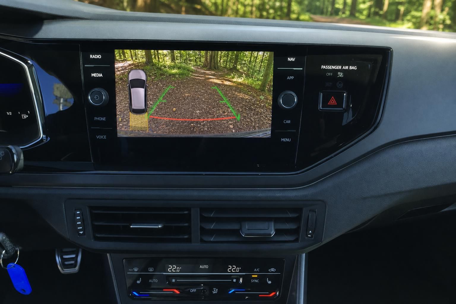 Volkswagen Infotainment-System mit Rückfahrkamera und Navigationsdisplay im Fahrzeuginnenraum