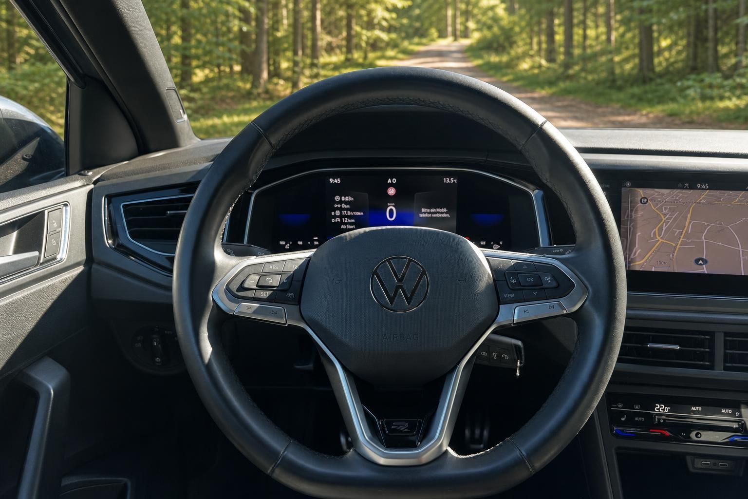 Volkswagen Lenkrad mit digitalem Cockpit und Multifunktionstasten im modernen Fahrzeuginnenraum