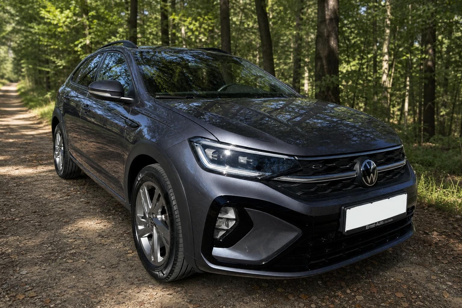 Volkswagen Taigo Frontansicht grau mit LED-Scheinwerfern im Wald