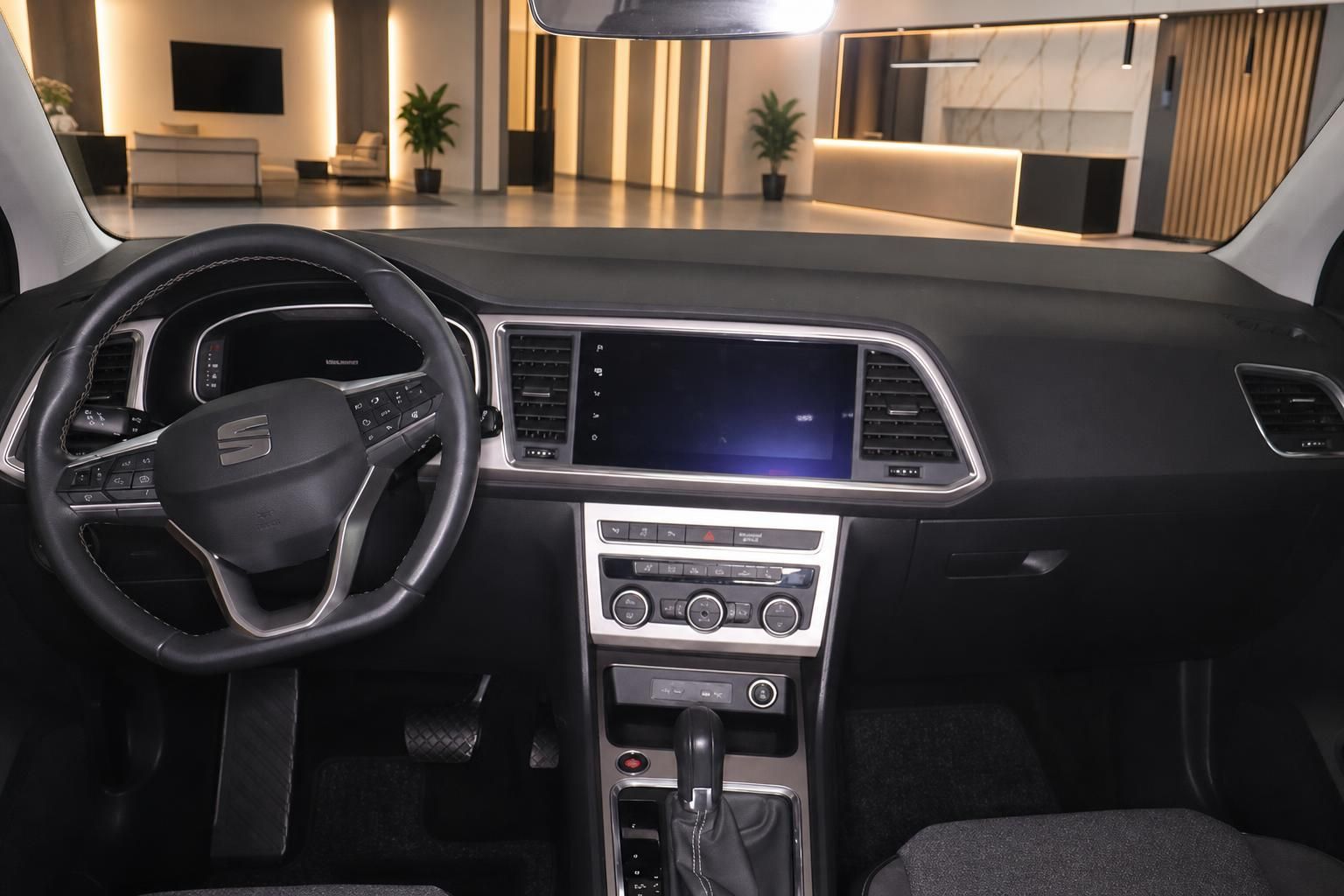 SEAT Ateca Innenraum Cockpit mit Lenkrad, Touchscreen und Automatikgetriebe