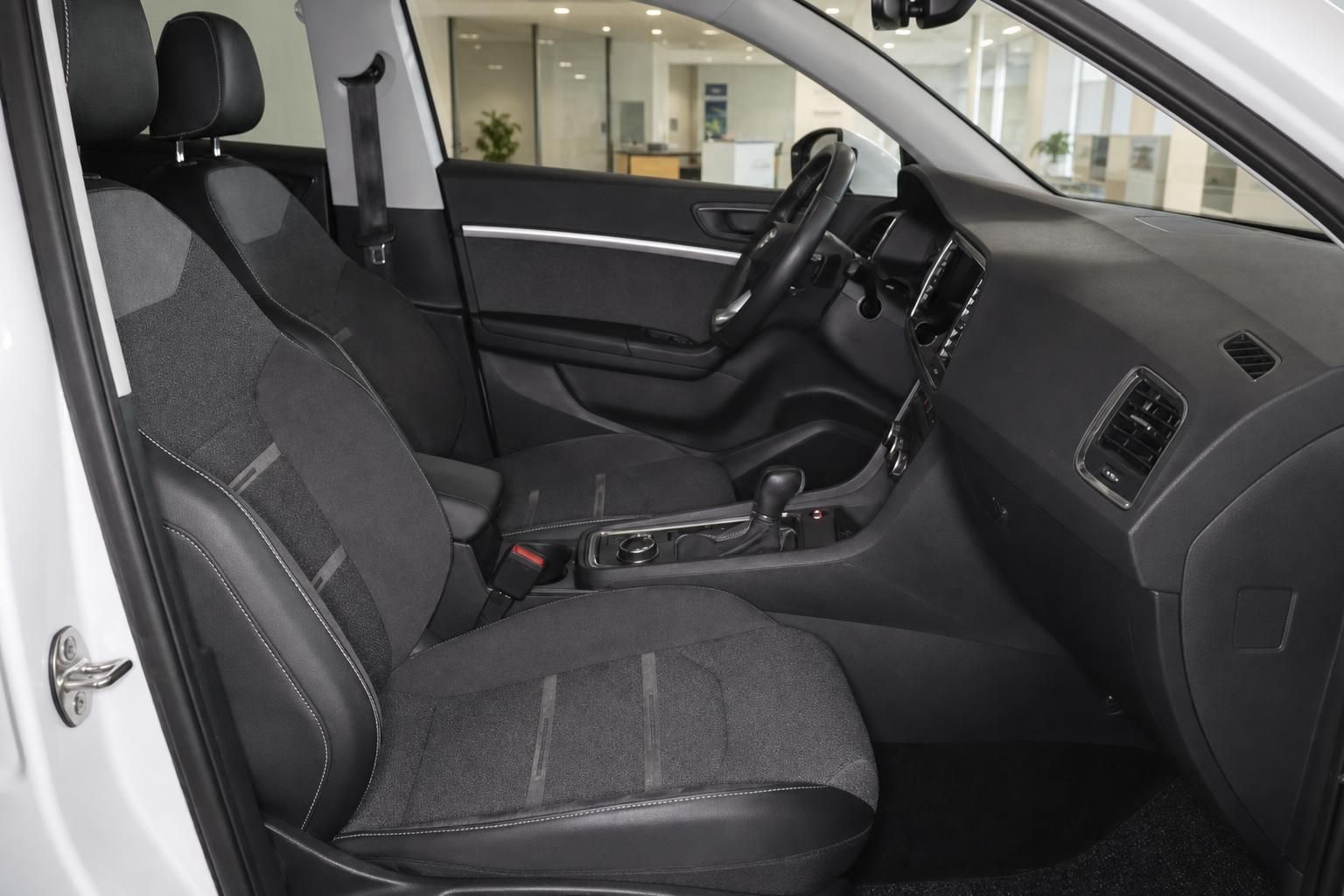 SEAT Ateca Innenraum Vordersitze mit schwarzem Stoff-Leder-Bezug und Mittelkonsole