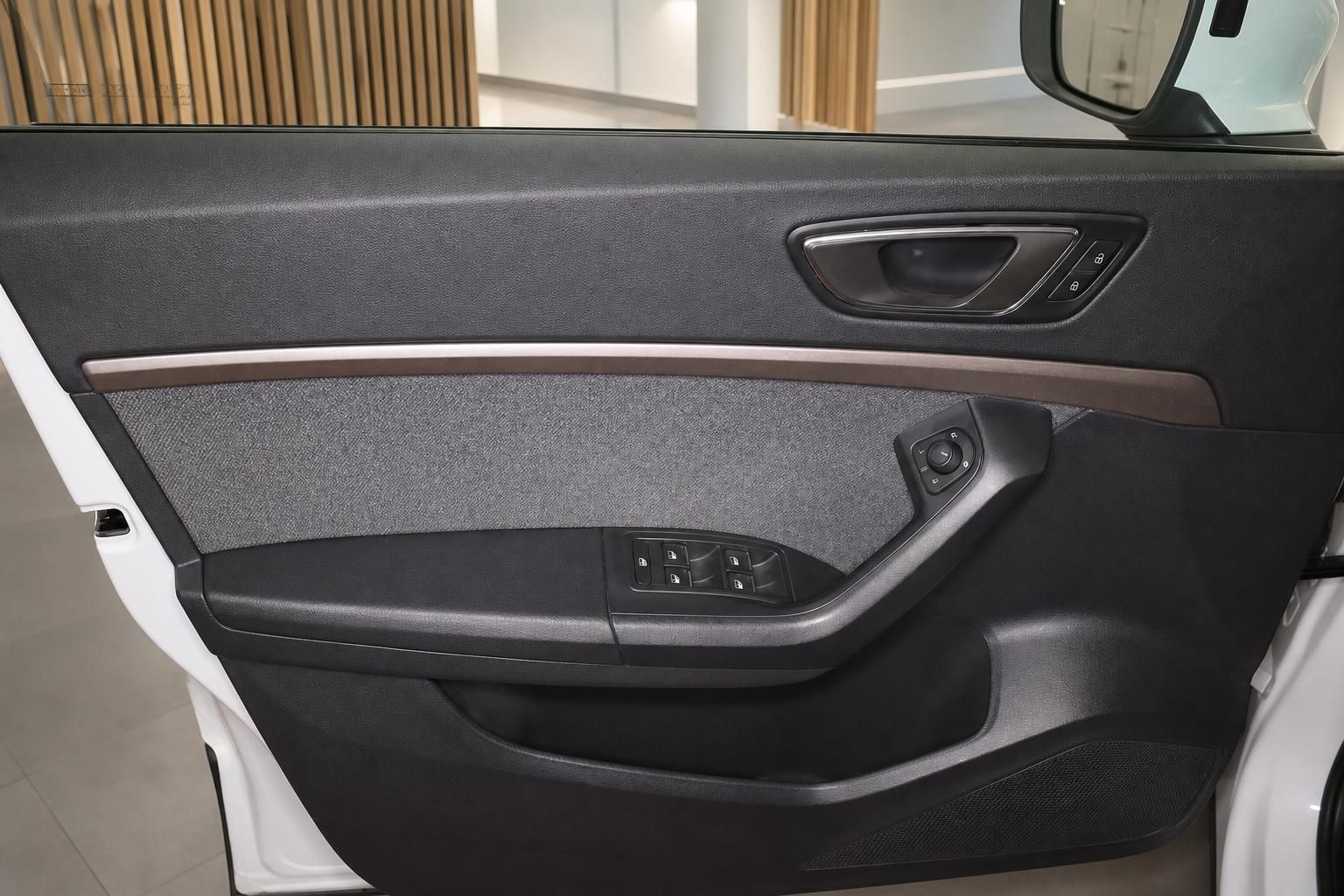 SEAT Ateca Türverkleidung Fahrerseite mit elektrischen Fensterhebern und Spiegelverstellung