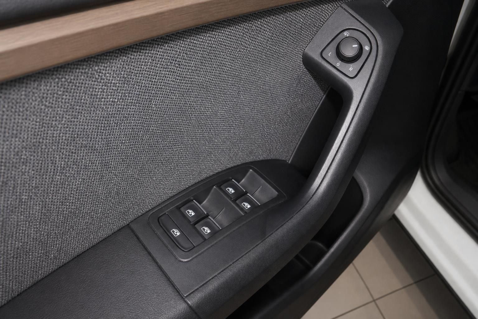 SEAT Ateca Türverkleidung Detailansicht mit Fensterheber-Schaltern und Spiegeleinstellung