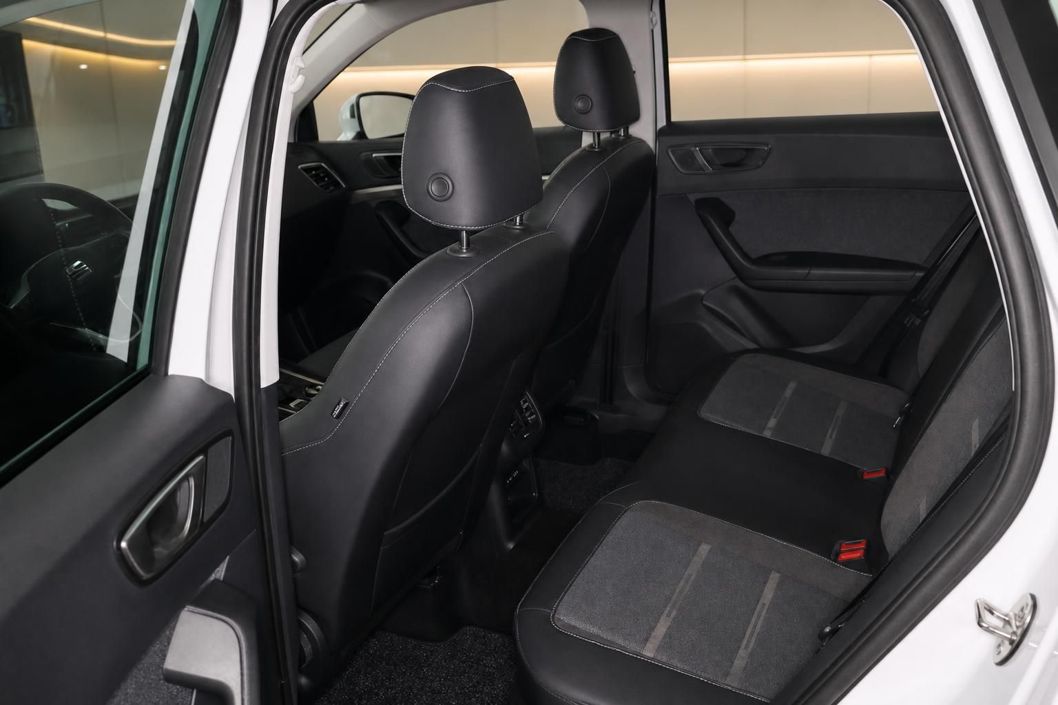 SEAT Ateca Rücksitzbank mit schwarzem Stoff-Leder-Bezug und Kopfstützen
