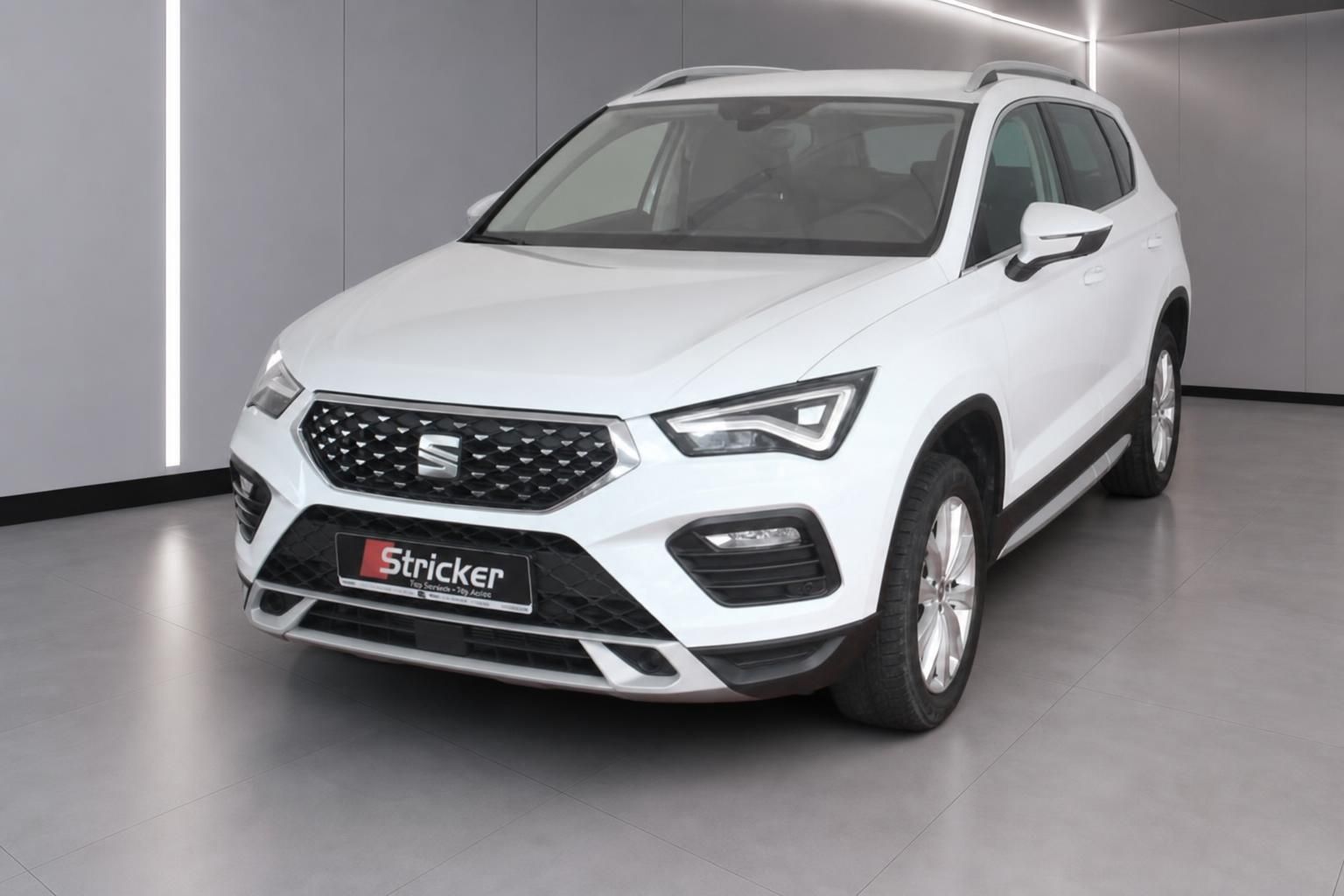 SEAT Ateca weiss Frontansicht schräg links im Showroom – SUV Gebrauchtwagen bei Autohaus Stricker