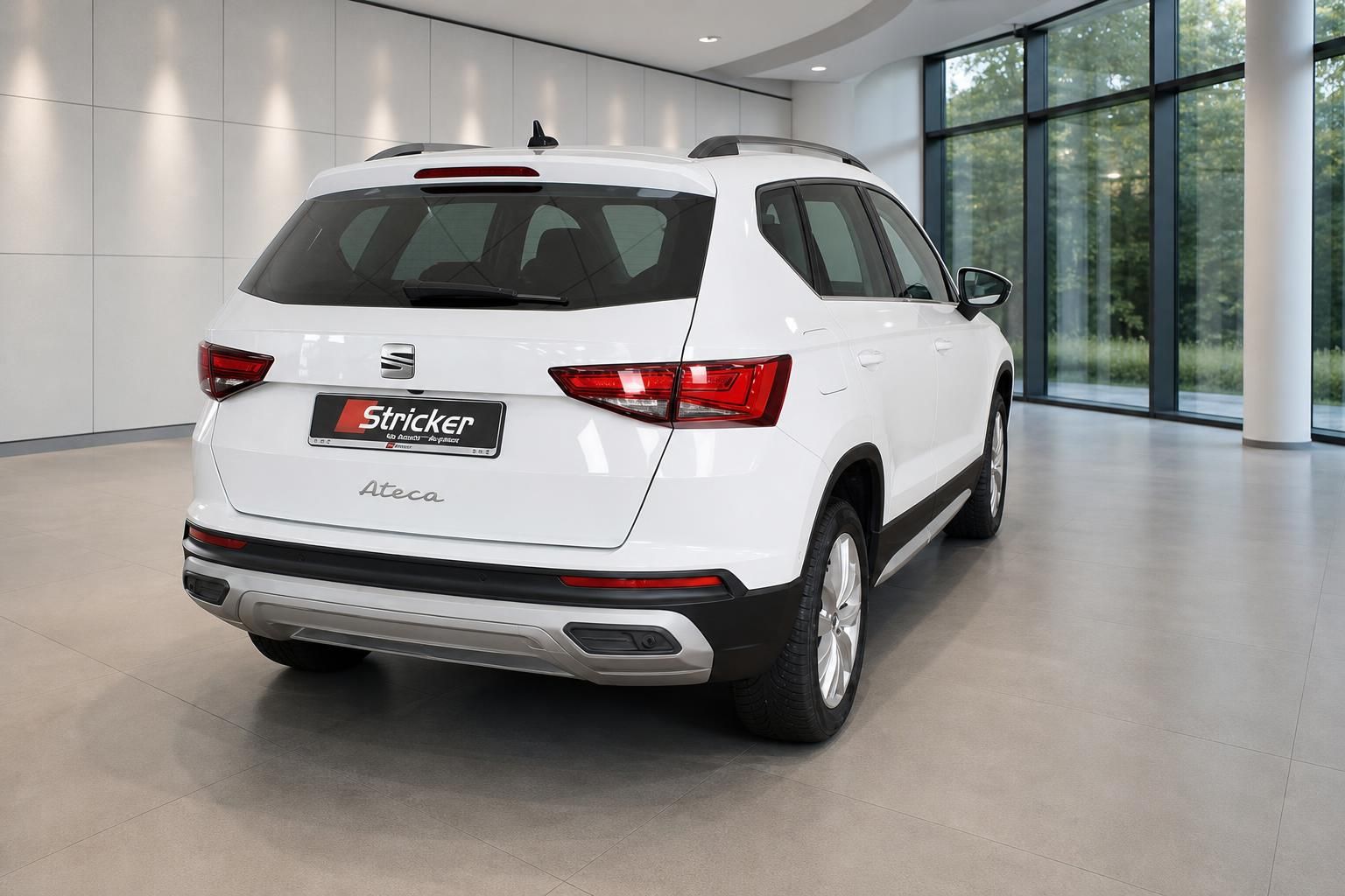 SEAT Ateca weiss Heckansicht schräg rechts im Autohaus – SUV Gebrauchtwagen bei Stricker