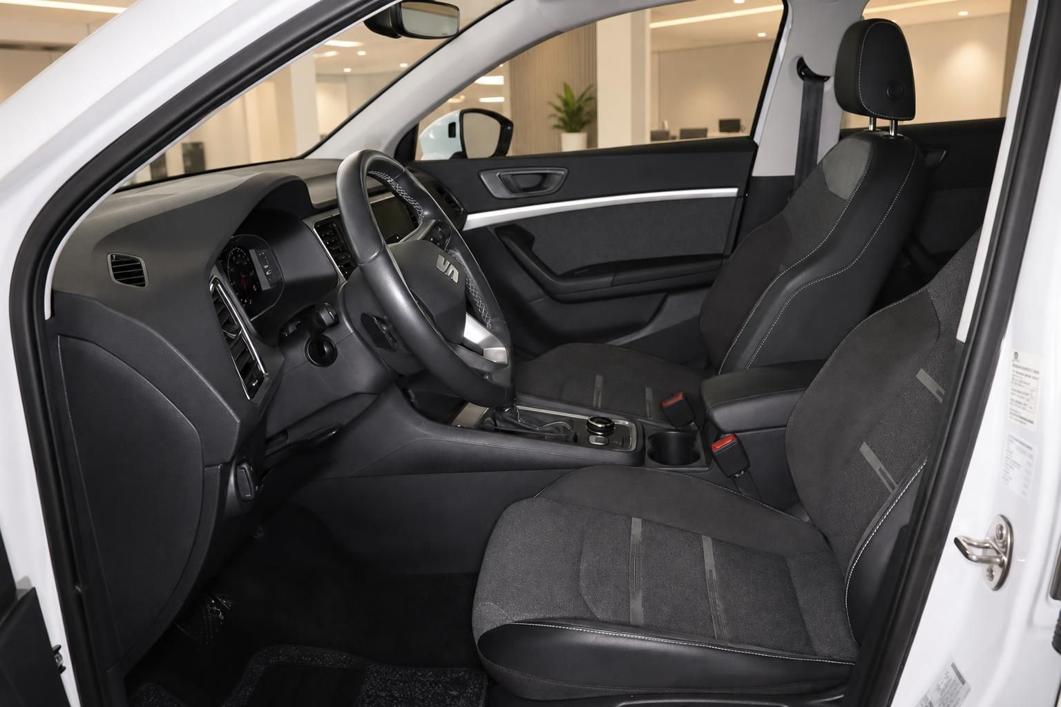 SEAT Ateca Innenraum Fahrerseite – Lenkrad, Vordersitze und Mittelkonsole in Schwarz