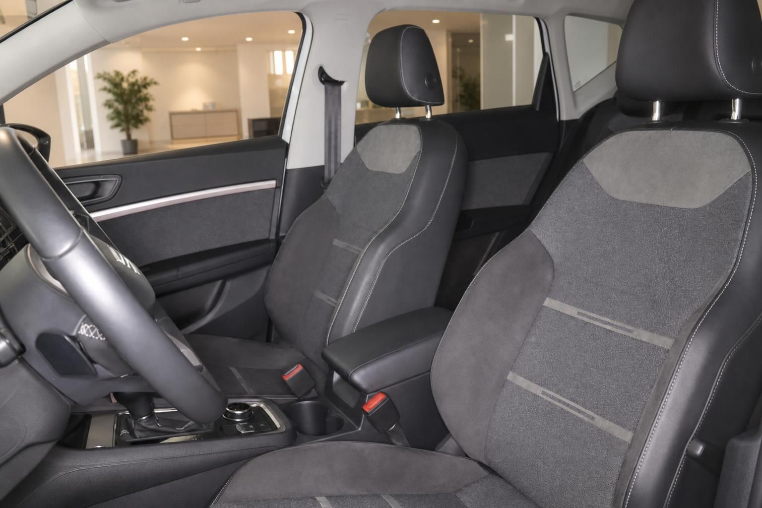 SEAT Ateca Innenraum Vordersitze – Stoff-Alcantara-Sitze in Schwarz-Grau mit weißer Naht
