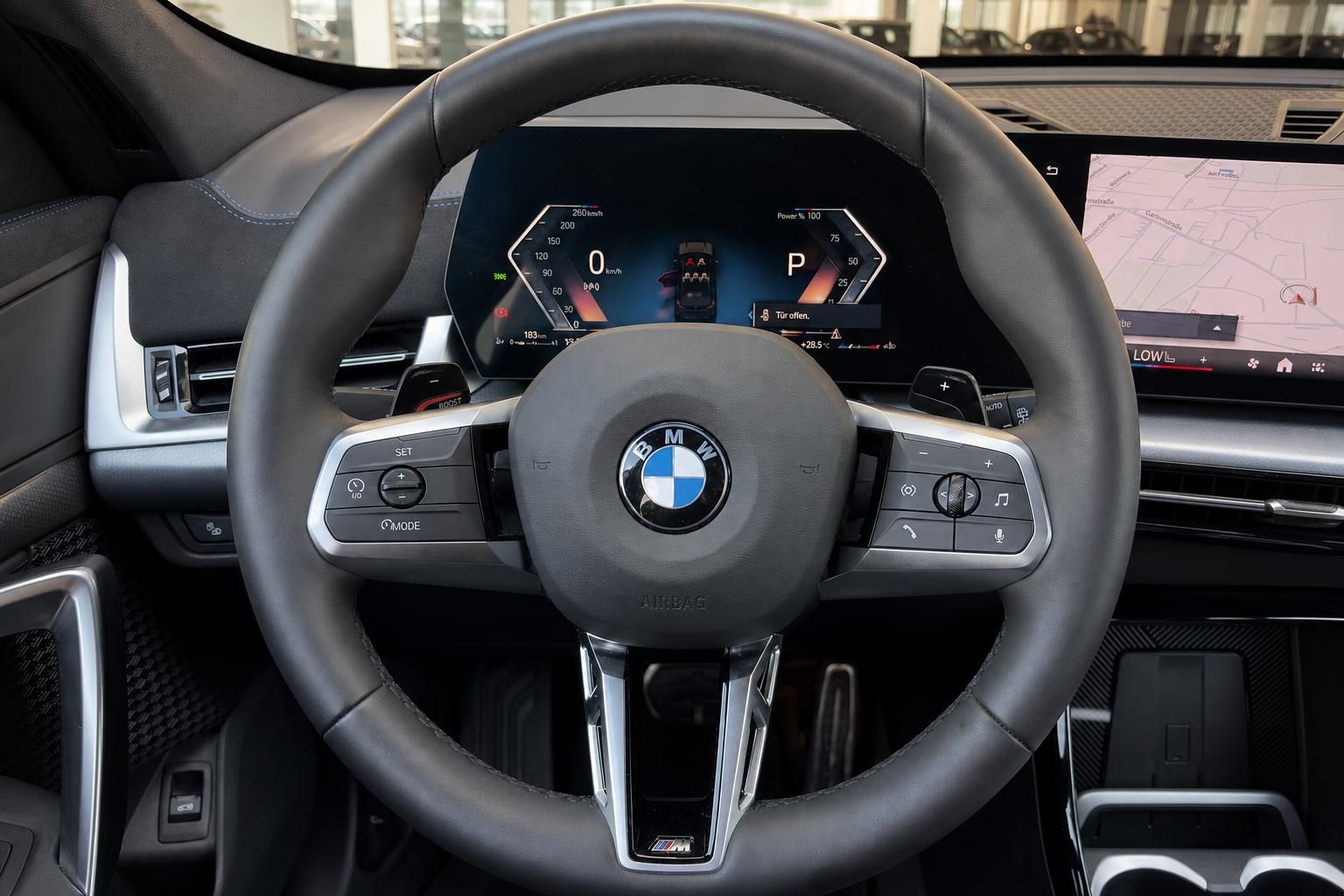 BMW X1 Lenkrad Nahaufnahme mit digitalem Cockpit