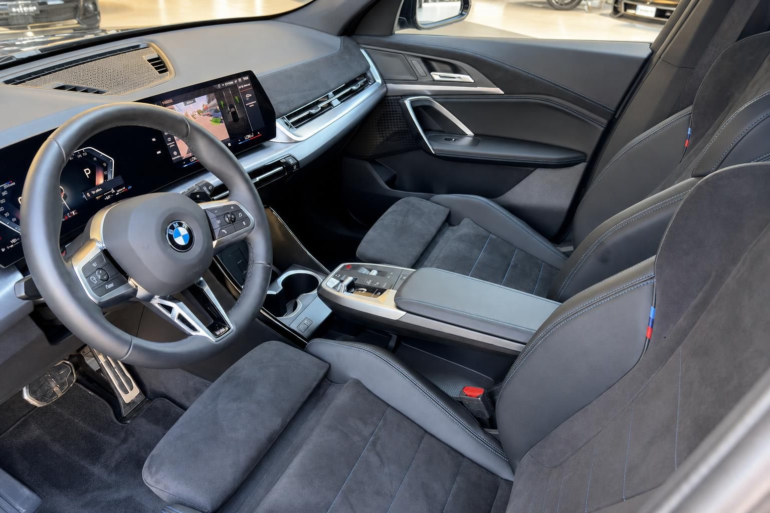 BMW Innenraum Vorderansicht mit Lenkrad, Cockpit und Sportsitzen