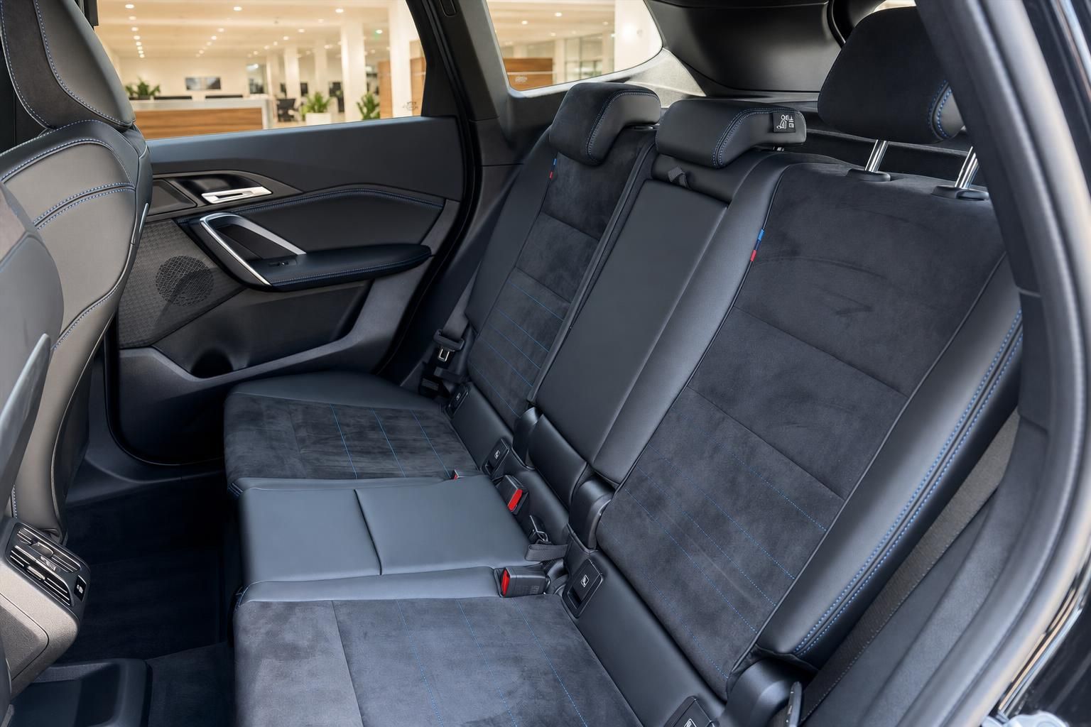 BMW Rücksitzbank mit Alcantara und Lederausstattung im Detail