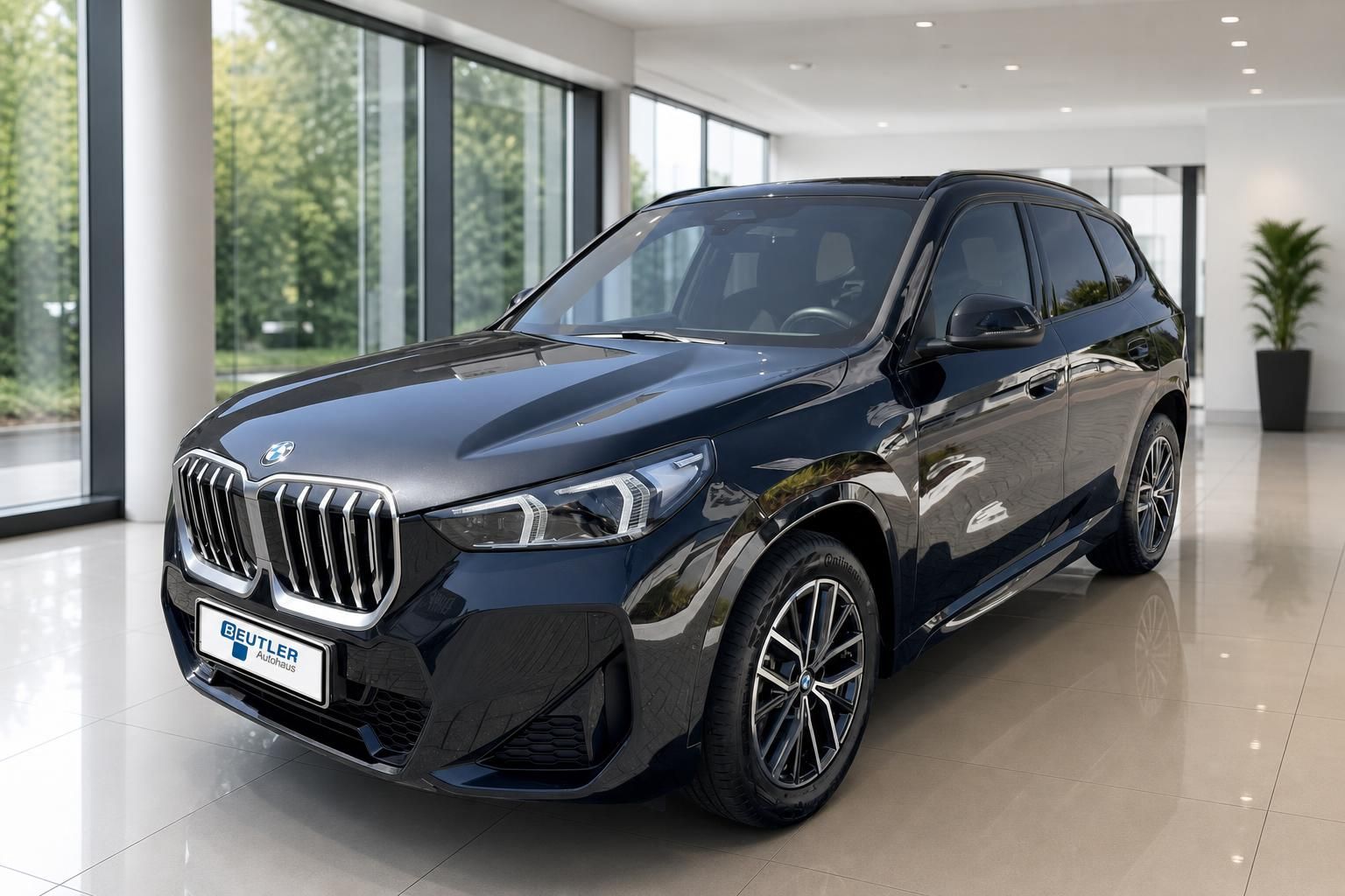 BMW X3 schwarz Frontansicht M Sportpaket im Autohaus