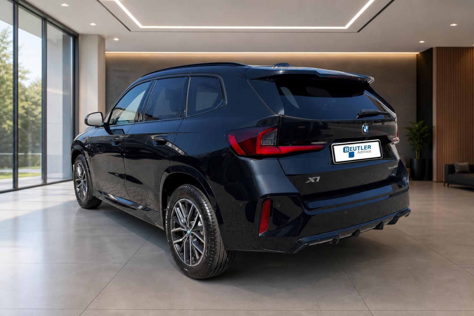 BMW X1 schwarz Heckansicht mit Kennzeichenhalter Beutler Autohaus