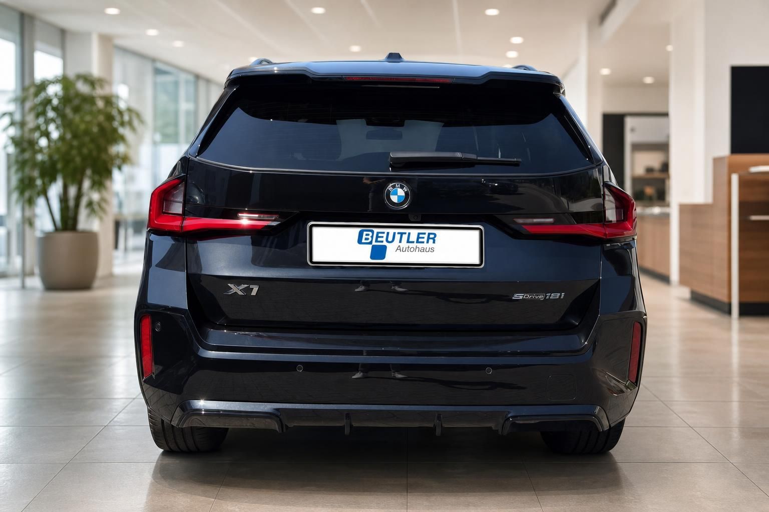 BMW X1 sDrive18i schwarz Frontansicht von hinten Detail