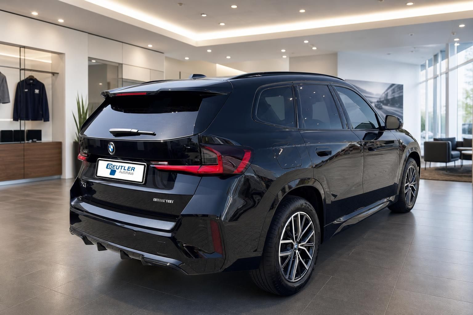 BMW X1 sDrive18i schwarz Heckansicht im Showroom