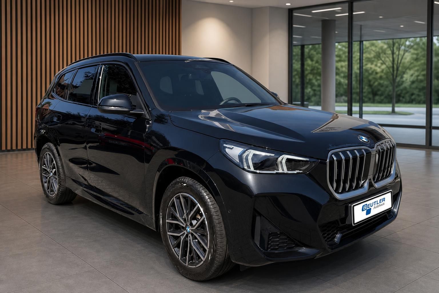 BMW X1 schwarz Frontansicht schräg im Beutler Autohaus