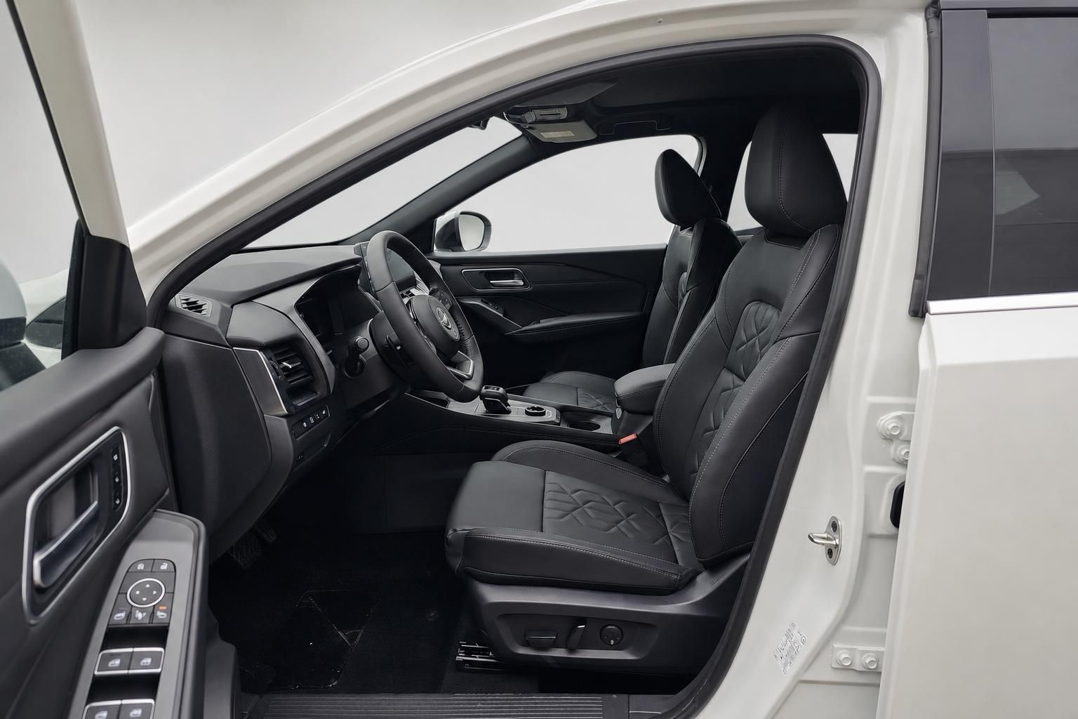 Nissan Innenraum mit schwarzen Ledersitzen und geoeffneter Fahrertuer