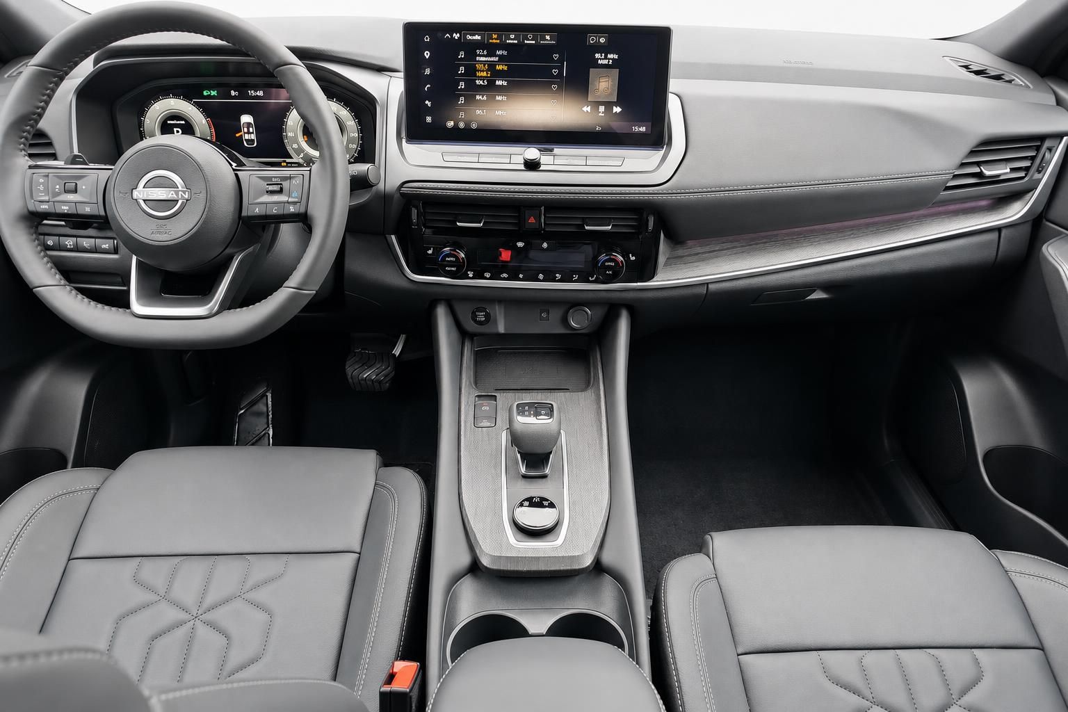 Nissan Cockpit mit Lenkrad Touchscreen und Mittelkonsole im Detail