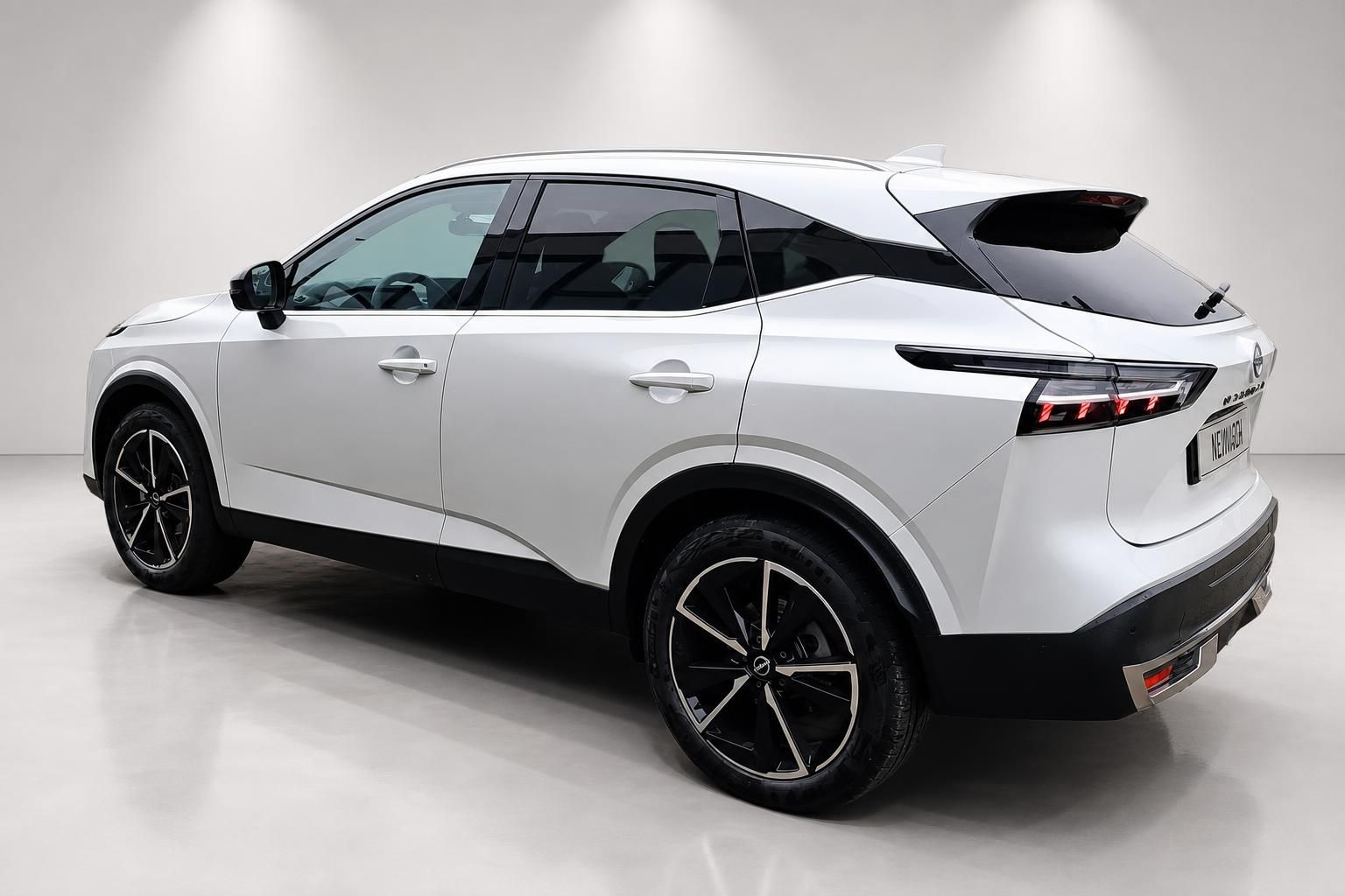 Nissan Qashqai weiß Heckansicht schräg Neuwagen Studio
