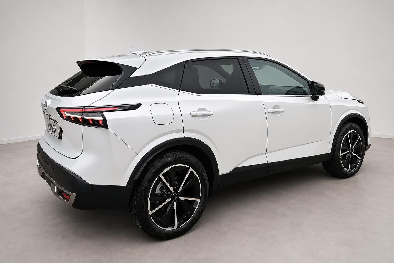 Nissan Qashqai weiß Heckansicht Studio