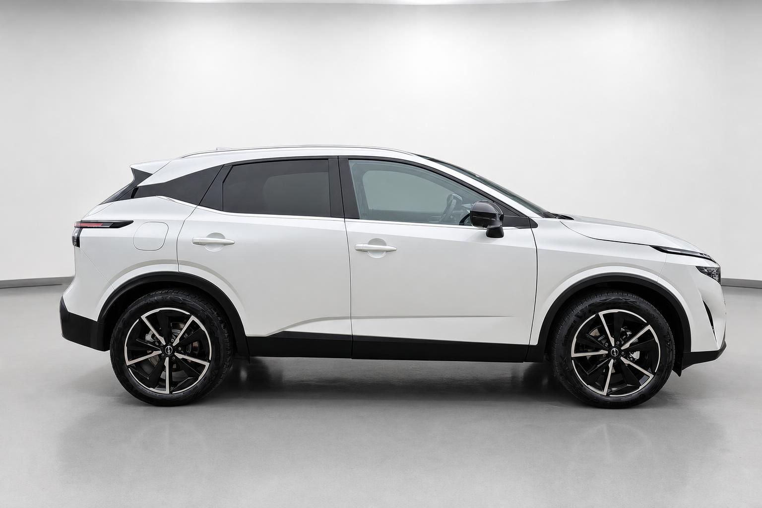 Nissan Qashqai weiß Seitenansicht Studio