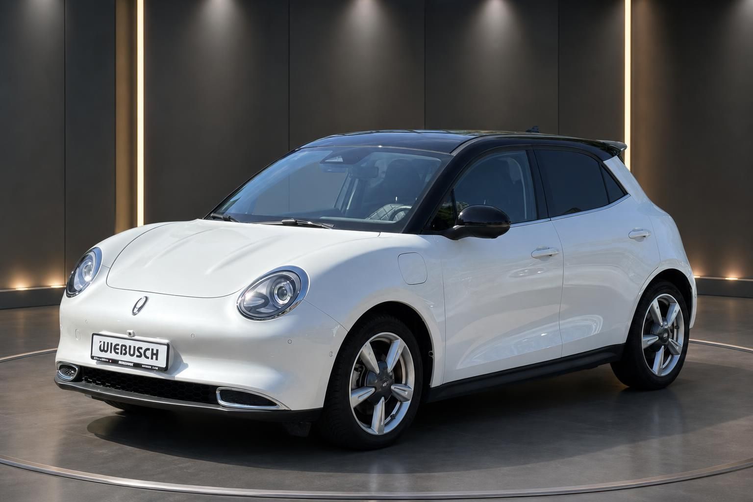 Weißer ORA Elektro-Kleinwagen in Showroom mit schwarzem Dach und modernem Design
